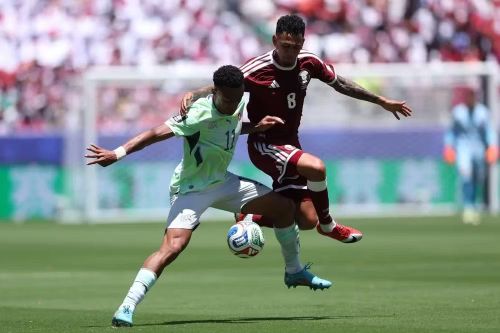 Thụy Sĩ lấn lướt chiếm phần lớn thời gian kiểm soát bóng. (Ảnh: FIFA)