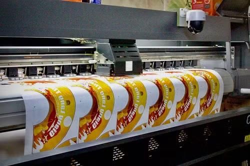 Máy in kỹ thuật số in mẫu thiết kế lên giấy, trước khi hình ảnh được ép chuyển nhiệt sang bề mặt vải quạt. Ảnh: Trà Giang