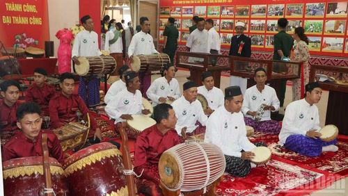 Đồng bào dân tộc Khmer và Chăm trình diễn nghệ thuật văn hóa.