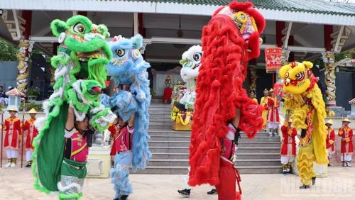 Biểu diễn nghệ thuật múa lân của người Hoa.