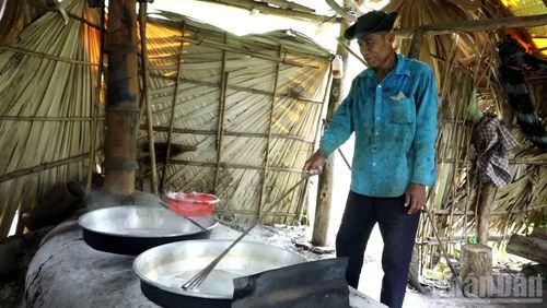 Một người dân Khmer nấu đường thốt nốt truyền thống.