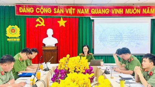 Công an phường Long Thành tổ chức tập huấn ứng dụng AI.