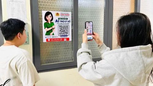 Người dân trải nghiệm hệ thống “Trợ lý số Công an Long Thành” tích hợp trực tiếp trên website công vụ.