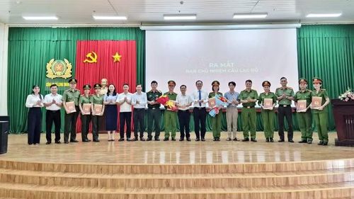 Công an phường Long Thành ra mắt mô hình “Câu lạc bộ AI trợ lý số”.