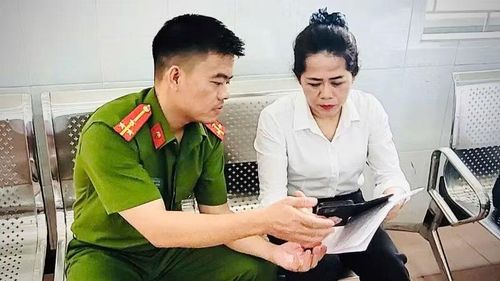 Cán bộ Công an phường Long Thành giới thiệu, hướng dẫn người dân về "Trợ lý số Công an Long Thành".
