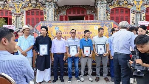 Ban tổ chức trao giải thưởng cho 9 tác phẩm xuất sắc của Trại sáng tác “Mỹ thuật và Di sản” lần thứ 5, nhằm ghi nhận những đóng góp nghệ thuật của các họa sĩ đối với công cuộc lan tỏa giá trị di sản Huế.