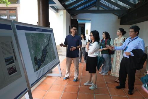 Anh Zhong Pengze, cán bộ Học viện Vân Đang giới thiệu về công tác cải tạo hồ.