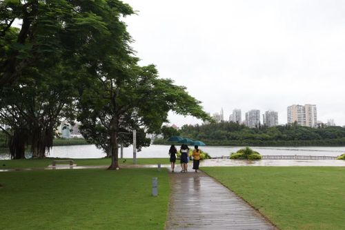 Du khách và người dân dạo quanh hồ Vân Đang. (Ảnh: Trần Công Đạt)