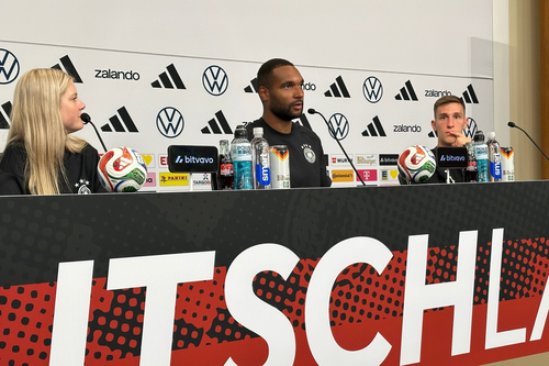 Lịch thi đấu World Cup 2026 hôm nay (14-6): Đức, Hà Lan ra quân. Ảnh: Jonathan Tah (giữa) và Nico Schlotterbeck (đội tuyển Đức) trong buổi họp báo trước trận ra quân. (Ảnh: AP)