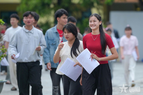 Thí sinh tại điểm thi Trường THPT Hoàng Công Chất (tỉnh Điện Biên) hoàn thành bài thi trong Kỳ thi tốt nghiệp THPT năm 2026. Ảnh: KHÁNH LINH