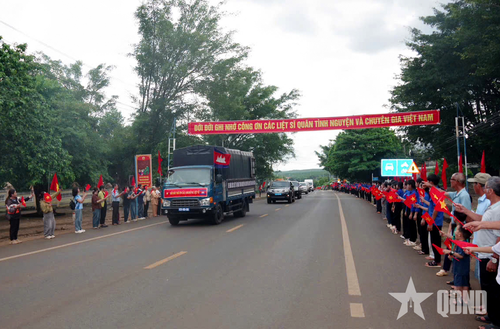 Đón các liệt sĩ về với đất mẹ Việt Nam sau nhiều thập kỷ nằm lại trên đất bạn.