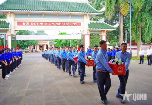 Cán bộ, chiến sĩ Đội K52 đưa hài cốt liệt sĩ vào Nghĩa trang Liệt sĩ Đức Cơ để làm lễ truy điệu và an táng.