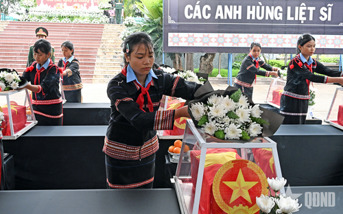 Học sinh xã Đức Cơ dâng hoa tưởng nhớ các anh hùng liệt sĩ.