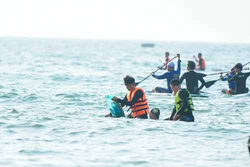  Đội tình nguyện lặn biển nhặt rác 