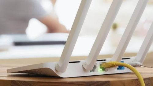 Để cải thiện chất lượng Wi-Fi, người dùng nên đặt router ở vị trí cao, thoáng mát, gần trung tâm khu vực sử dụng Internet, đồng thời tránh đặt trong tủ kín, phía sau TV, cạnh bếp hoặc những nơi thường xuyên tiếp xúc với ánh nắng mặt trời.