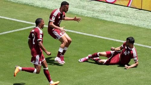 Boualem Khoukhi và các đồng đội ăn mừng khi tuyển Qatar có điểm lịch sử tại World Cup.