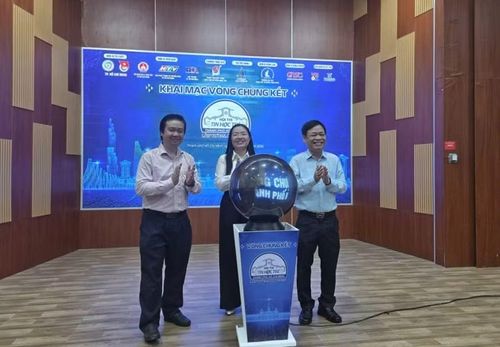 Đại diện Ban tổ chức thực hiện nghi thức khai mạc vòng chung kết Hội thi Tin học trẻ TPHCM. Ảnh: BTC.