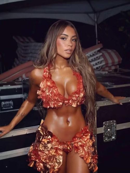 Moura từng ra mắt tại Victoria’s Secret Fashion Show 2025, bước ngoặt giúp tên tuổi của cô được chú ý rộng rãi hơn. Sau đó, việc gia nhập Sports Illustrated Swimsuit tiếp tục đẩy sức hút của người mẫu Brazil lên một nấc mới.