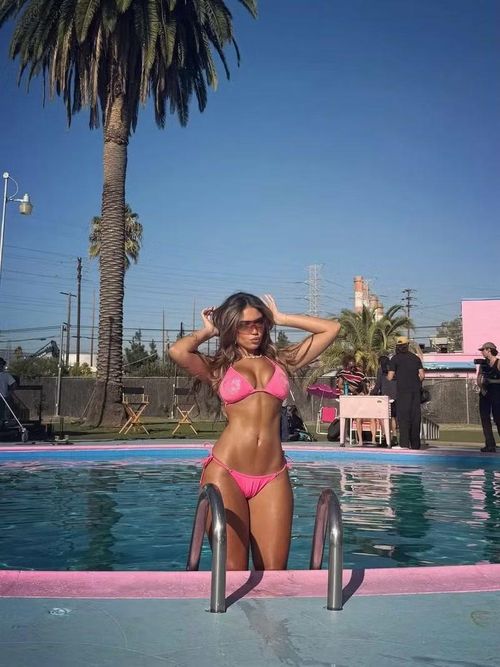 Moura có hơn 3 triệu người theo dõi trên Instagram, còn Sports Illustrated ghi nhận cô sở hữu lượng khán giả lớn trên nhiều nền tảng. Những lời khen dành cho cô liên tục xuất hiện khi World Cup 2026 khởi tranh.