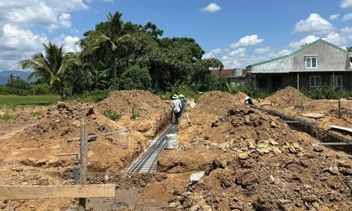 Công trình nhà tránh lũ cộng đồng được thi công tại thôn Phú Hữu.