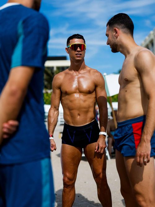 Ronaldo thư giãn cùng các đồng đội dưới ánh nắng mặt trời - Ảnh: IG