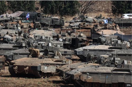 Xe tăng Israel tập trung gần biên giới Lebanon. Ảnh: EPA