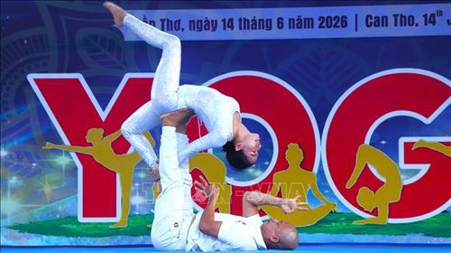 Tiết mục Acro Yoga do huấn luyện viên Trần Ngọc Sơn và Huỳnh Thị Thới biểu diễn.