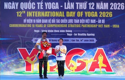 Lãnh đạo thành phố Cần Thơ trao hoa và quà lưu niệm cho Tổng lãnh sự Ấn Độ tại Thành phố Hồ Chí Minh Vipra Pandey.