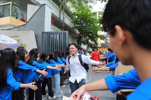 Thí sinh phấn khởi sau khi hoàn thành Kỳ thi tốt nghiệp THPT 2026 tại Điểm thi trường THCS Ngô Sỹ Liên (phường Cửa Nam). Ảnh: Khánh Hòa/TTXVN