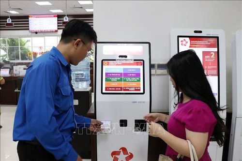 Hướng dẫn người dân làm thủ tục tại Trung tâm phục vụ hành chính công phường Phú Nhuận. Ảnh: Tiến Lực/TTXVN.