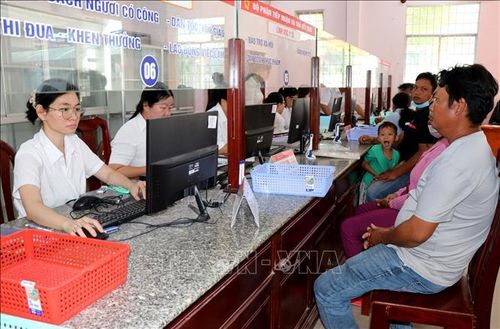 Người dân đến thực hiện thủ tục hành chính tại xã Châu Thành, tỉnh Vĩnh Long. Ảnh tư liệu: Thanh Hòa/TTXVN.