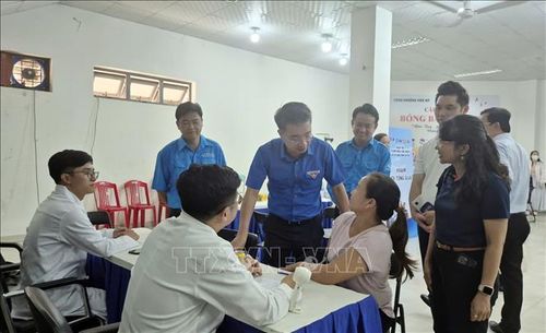 Lãnh đạo Trung ương Đoàn thăm hỏi thanh niên công nhân tham gia khám bệnh miễn phí tại Ngày hội “Thanh niên công nhân - Lan tỏa năng lượng tích cực” năm 2026.