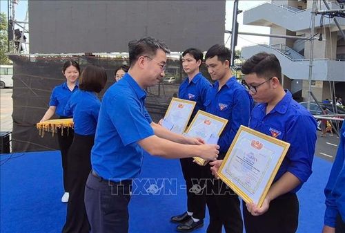 Anh Nguyễn Tường Lâm, Bí thư Trung ương Đoàn, Chủ tịch Hội Liên hiệp Thanh niên Việt Nam trao Bằng khen cho các thủ lĩnh thanh niên công nhân tiêu biểu tại các khu công nghiệp, khu chế xuất trên địa bàn TP Hồ Chí Minh.