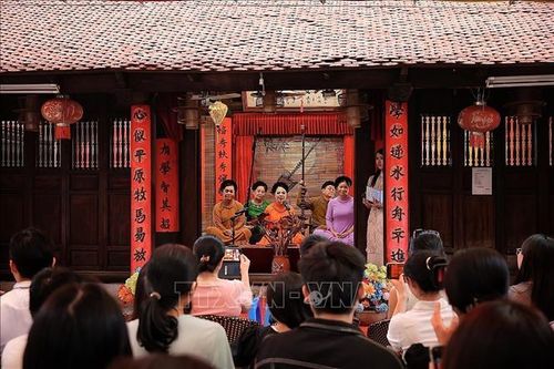 Tiết mục “Hát chúc hỗ” là một thể cách mang tính nghi lễ trong ca trù, hàm chứa ý nghĩa chúc tụng, cầu điều tốt lành, góp phần mở ra không khí trang trọng cho chiếu hát. Ảnh: Phạm Tuấn Anh/TTXVN