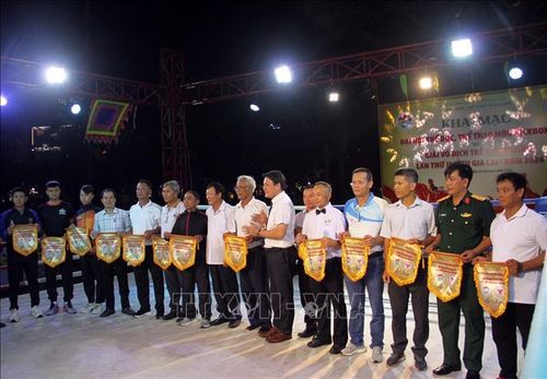 Ban tổ chức tặng Cờ lưu niệm cho các võ đường, câu lạc bộ,…