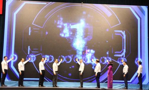 Các đại biểu nhấn nút phát động Phong trào thi đua “Quyết tâm thực hiện thắng lợi mục tiêu tăng trưởng bền vững 2 con số giai đoạn 2026 – 2030".