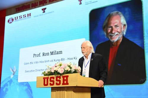 GS. Ron Milam, Giám đốc Viện Hòa bình và Xung đột - Hoa Kỳ, phát biểu tại Hội thảo khoa học quốc tế về lịch sử vừa diễn ra tại Hà Nội