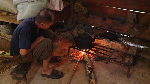 Thiếu điện lưới, bao năm qua gia đình ông Hà Văn Toán ở thôn Na Nghịu phải sống trong cảnh khó khăn.