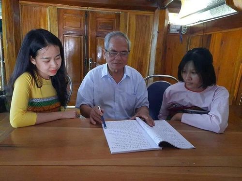 Nhiều người cao tuổi ở xã Bá Thước am hiểu chữ viết của đồng bào dân tộc Thái đã tích cực truyền dạy cho thế hệ trẻ.