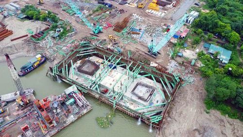 Trong đó cầu chính Tứ Liên dây văng rộng 43 m (kết cấu dầm thép nhịp chính 500 m, trụ tháp cao 185 m); đường dẫn đầu cầu phía Nghi Tàm rộng 48 m, phía Đông Anh rộng 60 m; nút giao với đường Nghi Tàm và nút giao với đường Trường Sa, hầm chui và công trình hạ tầng kỹ thuật. Trong ảnh là trụ chính cầu Tứ Liên phía phường Hồng Hà đã cơ bản hoàn thành phần móng, chuẩn bị thi công phần thân.