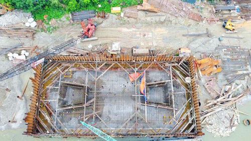Dự án chia thành bốn thành phần, gồm ba dự án thành phần giải phóng mặt bằng và một dự án đầu tư xây dựng cầu Tứ Liên và đường dẫn. Chủ đầu tư là Ban Quản lý dự án đầu tư xây dựng công trình giao thông TP Hà Nội. Trong ảnh: Trụ chính bên phía Bắc Cầu sắp hoàn thành đổ bê tông phần móng.