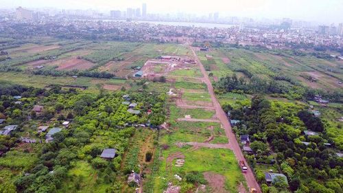Việc xây dựng cầu Tứ Liên cũng góp phần thúc đẩy tăng trưởng kinh tế của Hà Nội từ 8% trong năm nay như mục tiêu đã đề ra, tạo không gian phát triển mới, gia tăng giá trị đất đai, phát triển kinh tế, nhất là dịch vụ, du lịch, văn hóa, giải trí tại khu vực phía bắc sông Hồng. Trong ảnh: Khu vực bãi sông thuộc phường Hồng Hà đang triển khai trụ cạn.