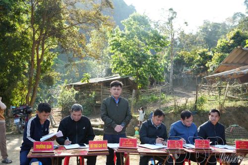 Đối thoại giúp niềm tin của người dân đối với chính quyền cơ sở được củng cố. Trong ảnh: Lãnh đạo xã Mường Nhà đối thoại với nhân dân.