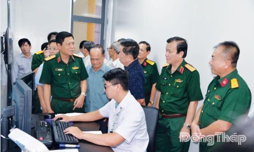 Lãnh đạo Quân khu và lãnh đạo sở, ban, ngành tỉnh Đồng Tháp xem quá trình vận hành thiết bị hệ thống CT Scanner 256 lát cắt.