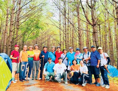  Đoàn chụp ảnh lưu niệm trước khi leo đỉnh Đá Trắng. Ảnh: Q.X 