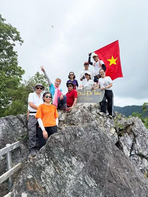  Trên đỉnh Đá Trắng. Ảnh:H.X 