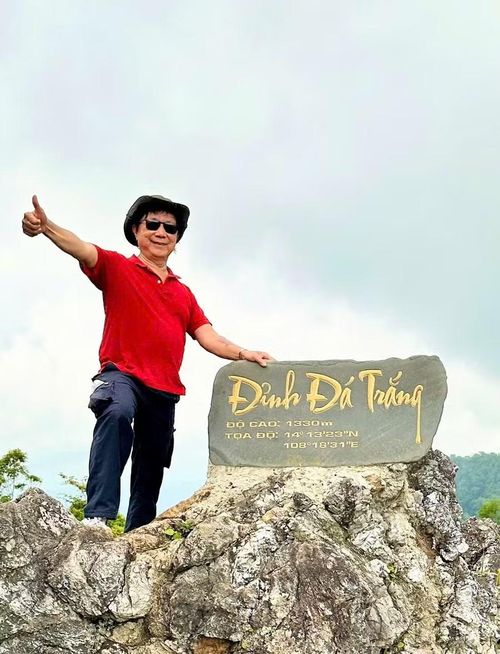  Ông Cao Vũ Hùng (70 tuổi) vô cùng phấn khích khi lần đầu tiên được đặt chân lên đỉnh Đá Trắng. Ảnh: H.X 