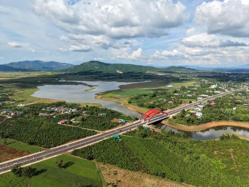 Cầu đỏ bắc qua Biển Hồ. Dưới chân cầu, nhịp sống cao nguyên chậm rãi trôi cùng màn biến ảo kỳ diệu của ánh sáng trên mặt nước hồ mỗi buổi chiều. Ảnh: Hoàng Ngọc