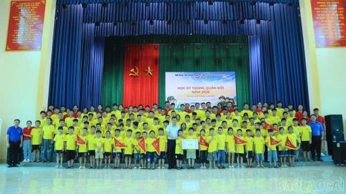 Đồng chí Hà Đức Hải - Bí thư Tỉnh đoàn Lào Cai, Trưởng Ban Chỉ đạo Chương trình “Học kỳ trong quân đội” tặng quà và động viên các “chiến sĩ nhí”.