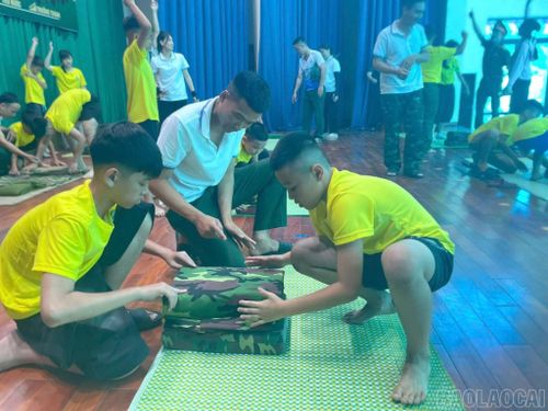Ngay trong ngày đầu nhập ngũ, các “chiến sĩ nhí” đã được làm quen với nội vụ quân đội.